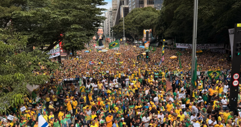 Ato na Paulista reúne Flávio Bolsonaro, Caiado e Zema