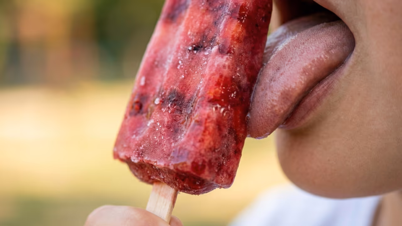 Por que o picolé gruda na língua quando está gelado demais e o que acontece no seu corpo