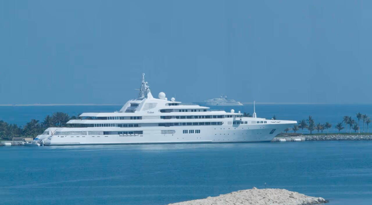 Quando o Emir de Dubai inspecionava seu superiate de U$ 500 milhões, recebeu uma ligação e ordenou que os tetos de luxo perfeitamente acabados fossem desmontados para instalar amplificadores de sinal