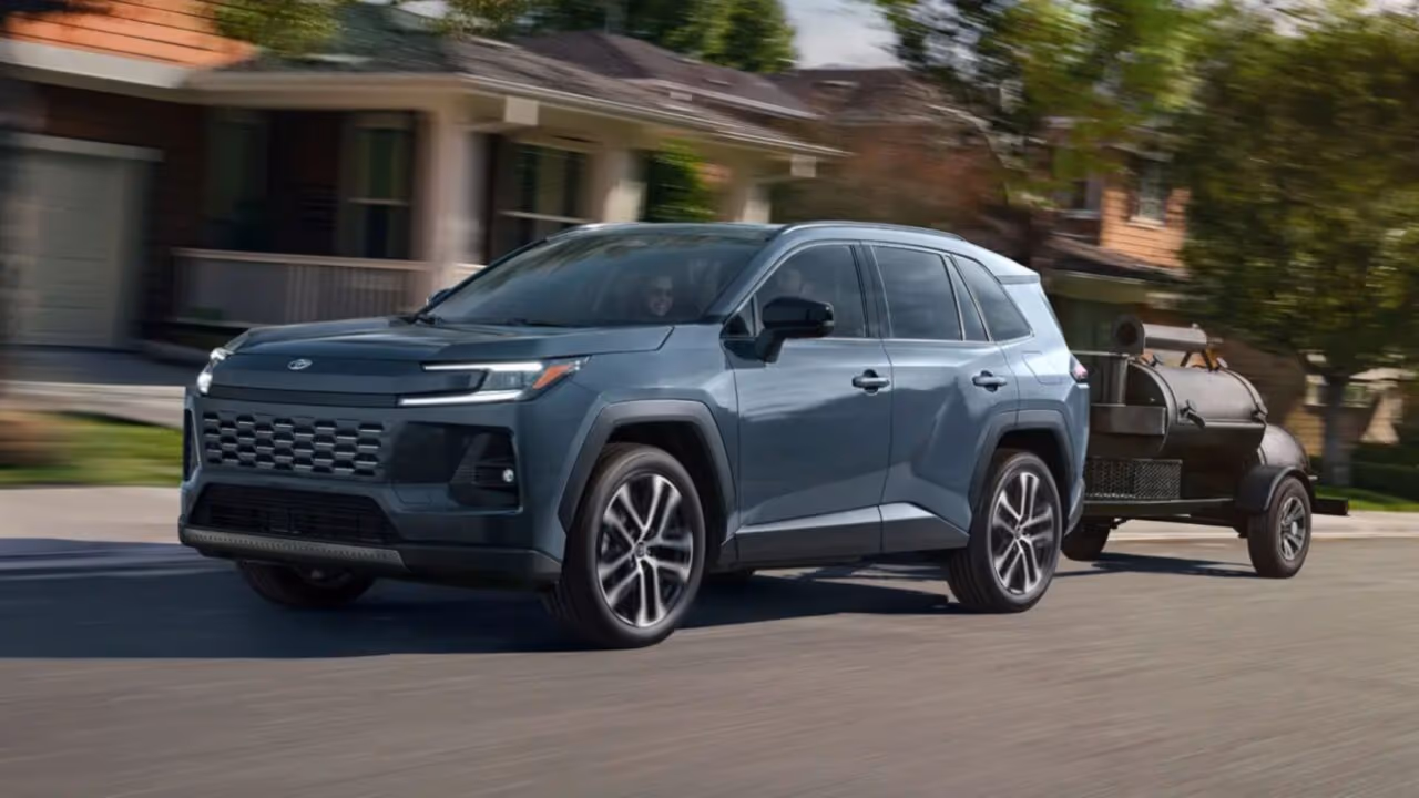 RAV4 elétrico chega em abril e já tem até duas versões novinhas em folha confirmadas