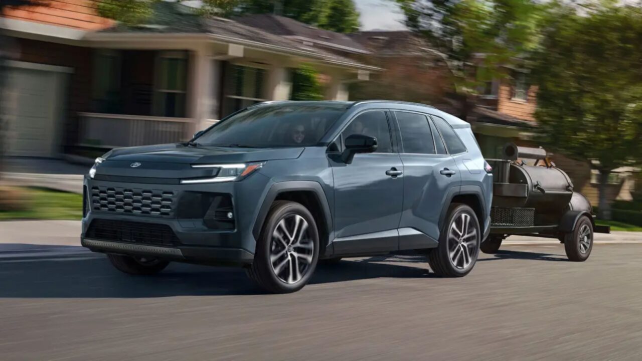 RAV4 elétrico chega em abril e já tem até duas versões novinhas em folha confirmadas