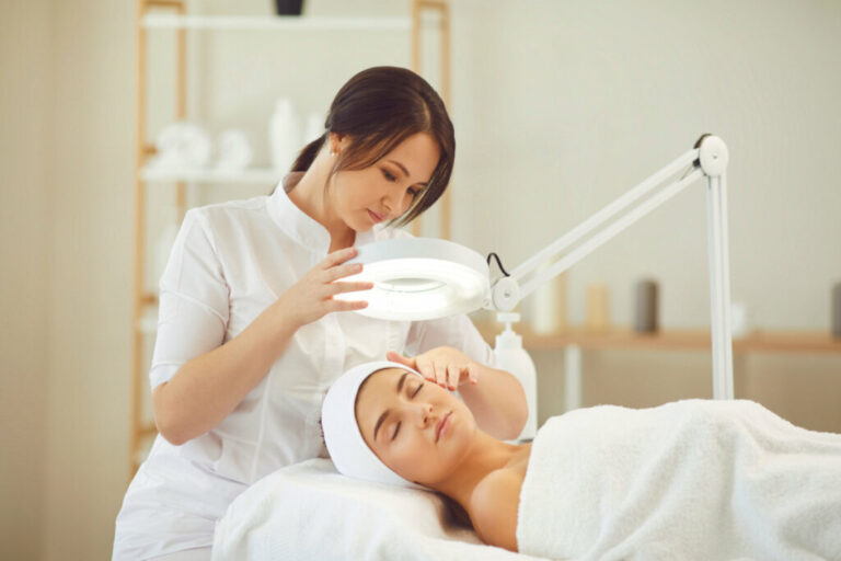 O que causa vasinhos no rosto? 8 motivos que afetam a estética