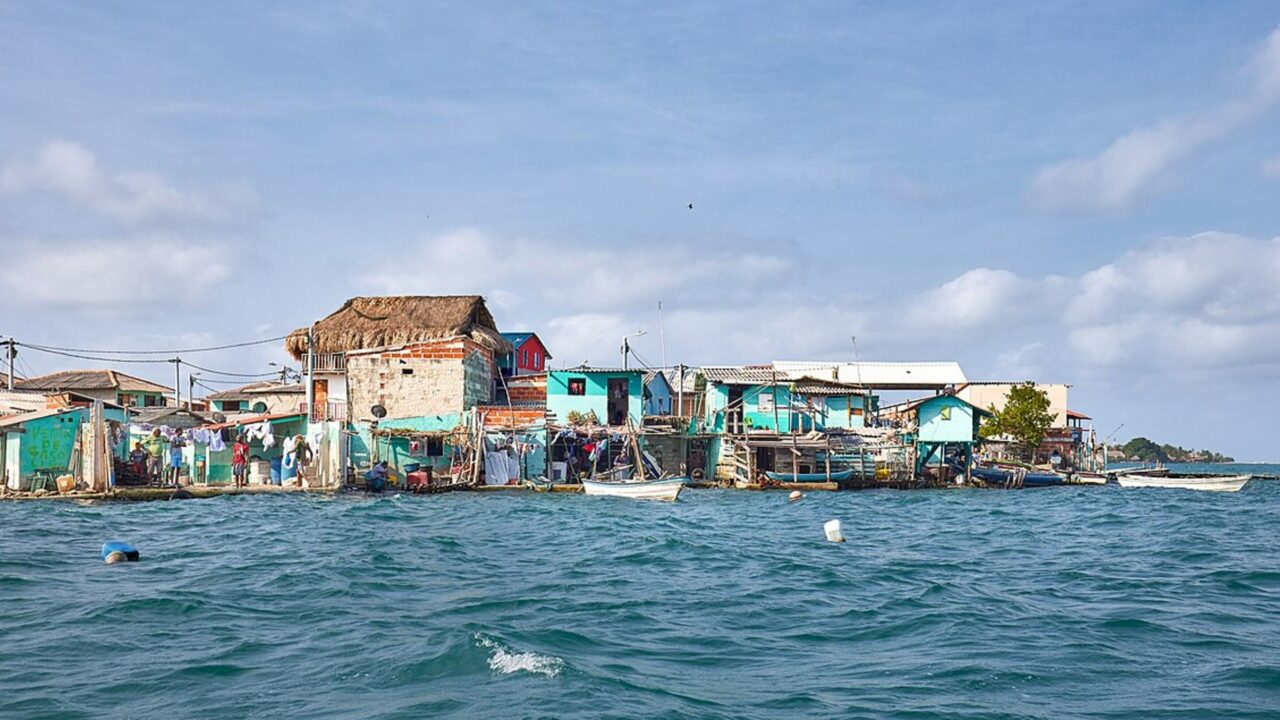 Esta favela no meio no mar abriga mais de 68 mil pessoa por quilômetro quadrado