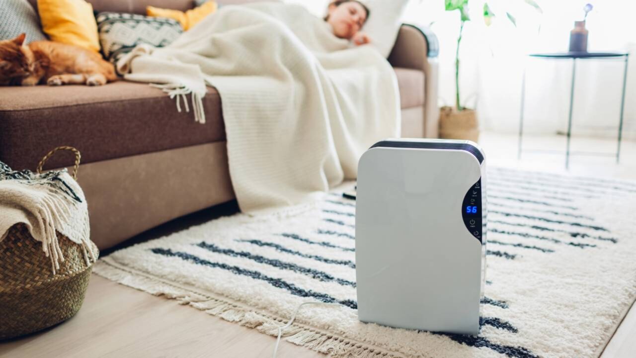 Se você costuma dormir com ruído branco ou ouvindo algo ao fundo, a ciência tem um aviso para você