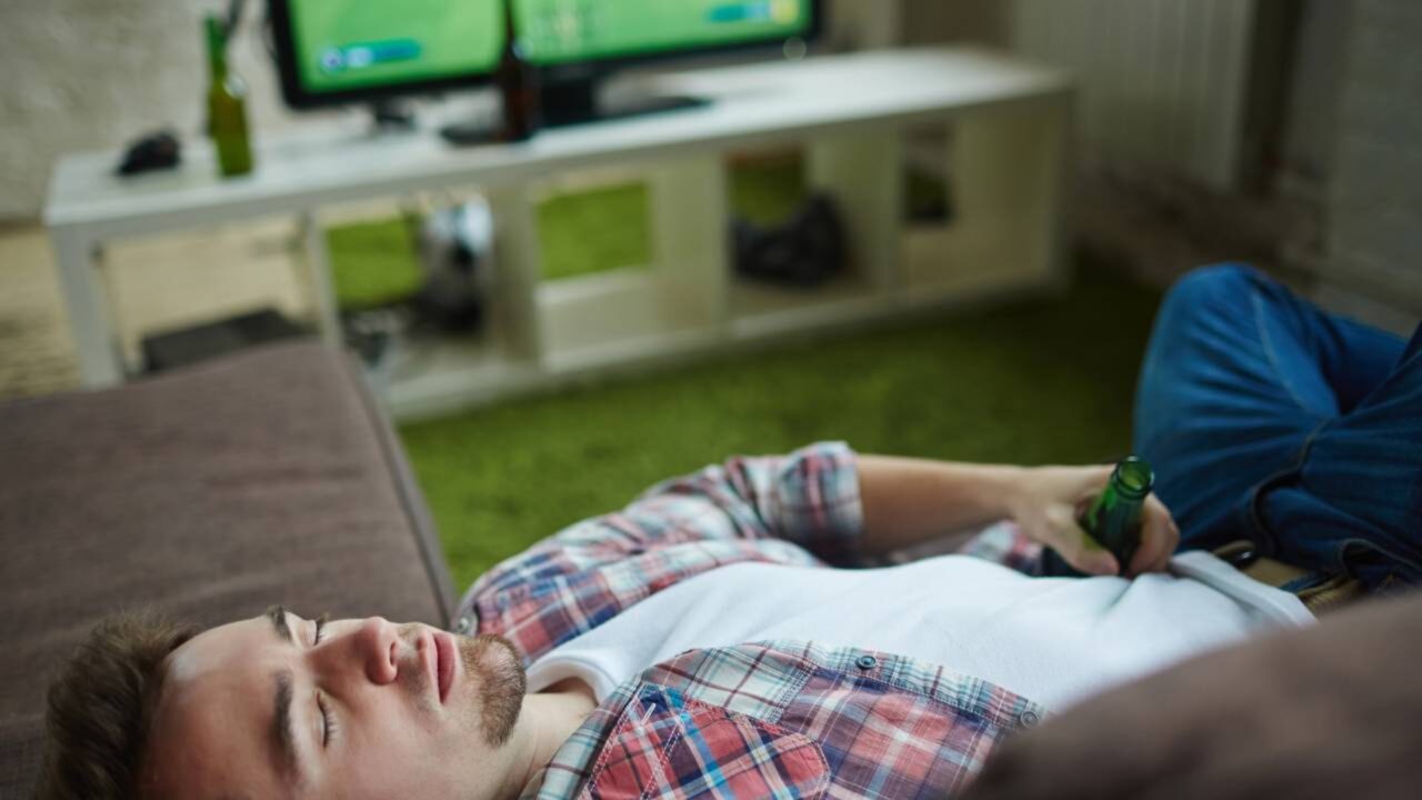 Se você costuma dormir com ruído branco ou ouvindo algo ao fundo, a ciência tem um aviso para você