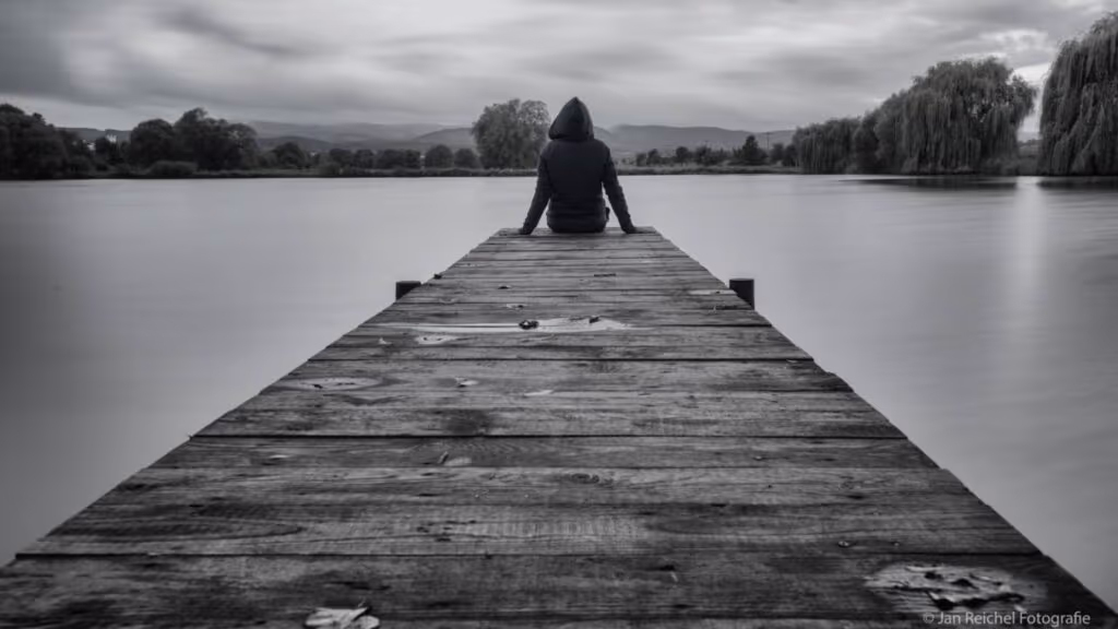 Segundo a psicologia: “A parte mais solitária de envelhecer não é estar sozinho, é perceber que algumas amizades não sobrevivem a certos momento”