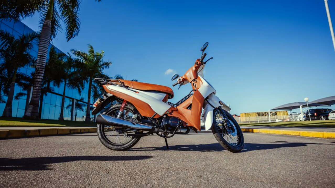 A moto barata que muita gente compra mesmo sem CNH e tem autonomia de até 150 km
