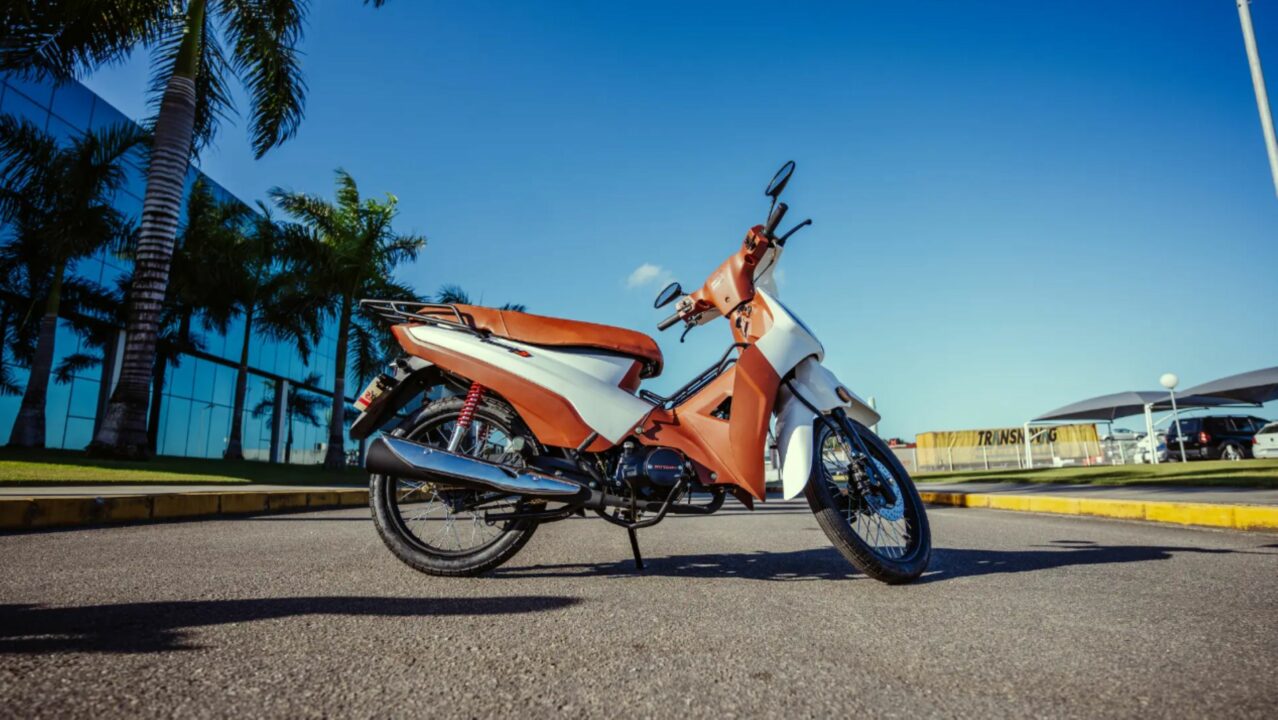 A moto barata que muita gente compra mesmo sem CNH e tem autonomia de até 150 km