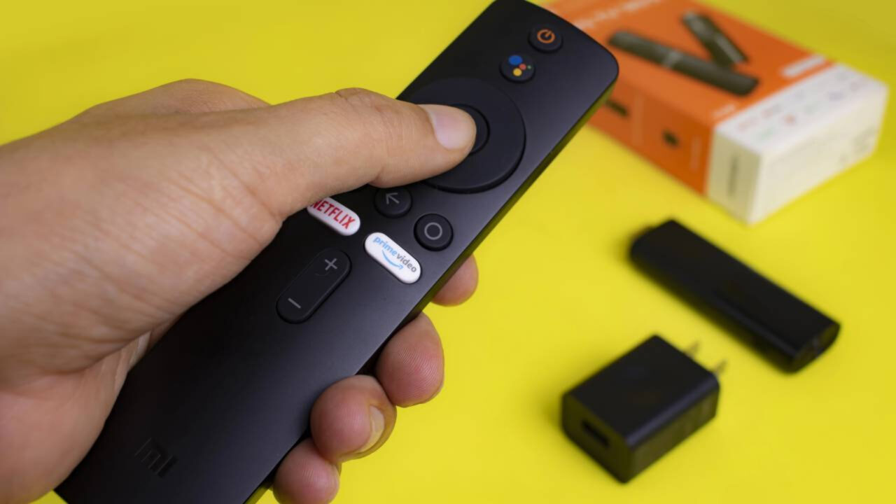 Veja como transformar uma TV antiga em uma Smart TV e aproveitar streaming sem precisar comprar outra televisão