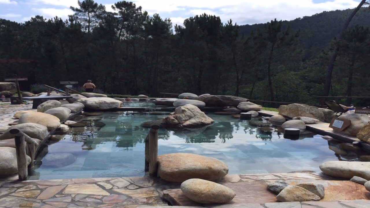 Termas de Prexigueiro fazem sucesso com suas águas quentes a 41°C: um oásis ‘japonês’ a duas horas de Porto por uma mixaria