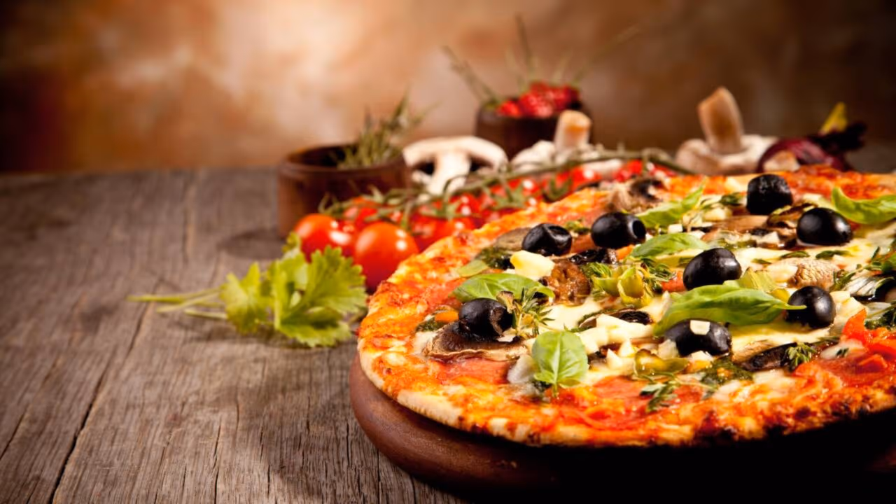 Mulher morre e mais 100 pessoas vão bater no hospital após comerem em pizzaria