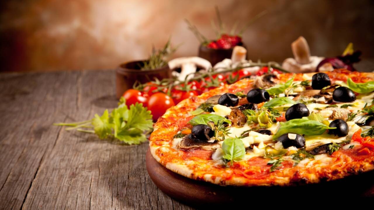 Mulher morre e mais 100 pessoas vão bater no hospital após comerem em pizzaria