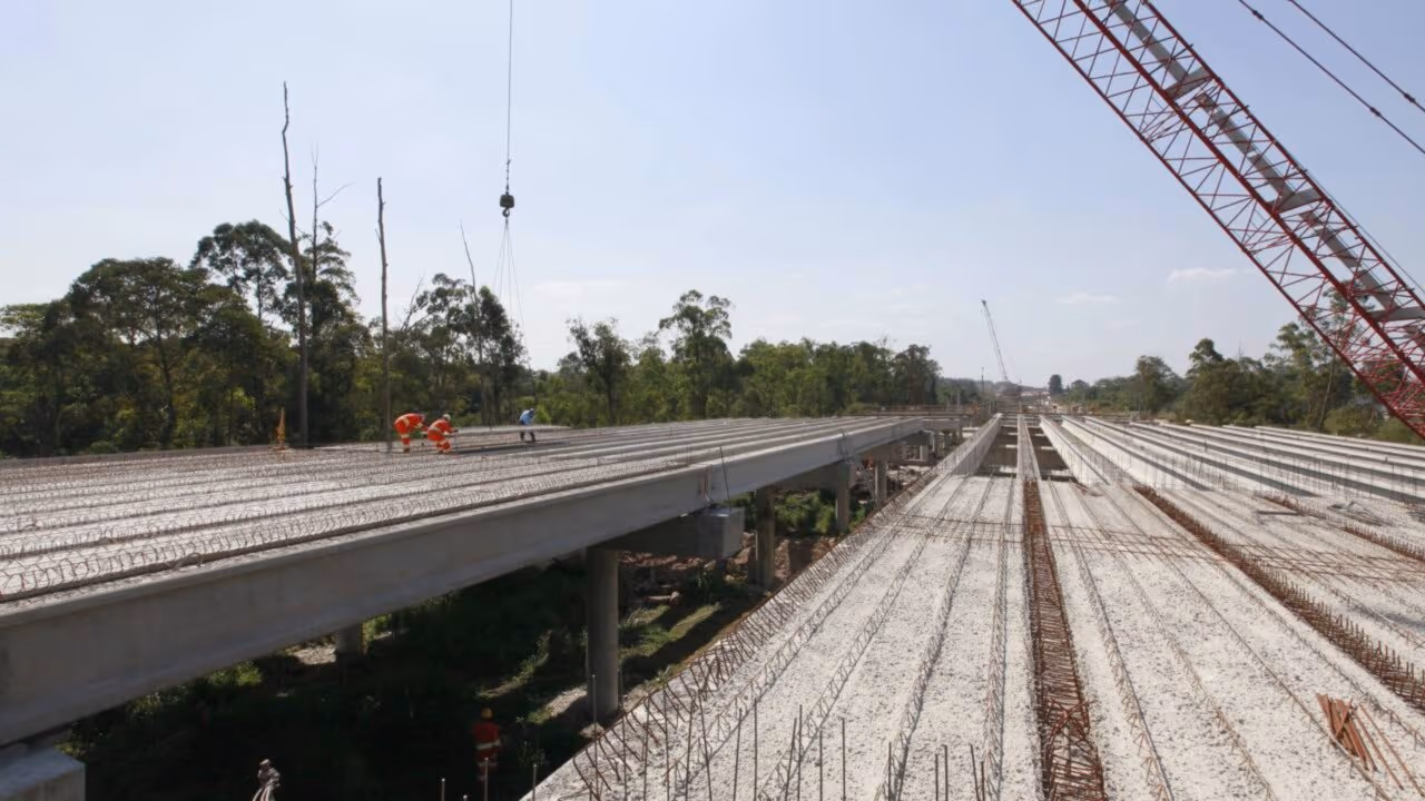 Viaduto em construção desaba em São Paulo e deixa duas pessoas feridas
