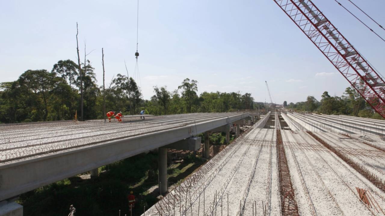 Viaduto em construção desaba em São Paulo e deixa duas pessoas feridas