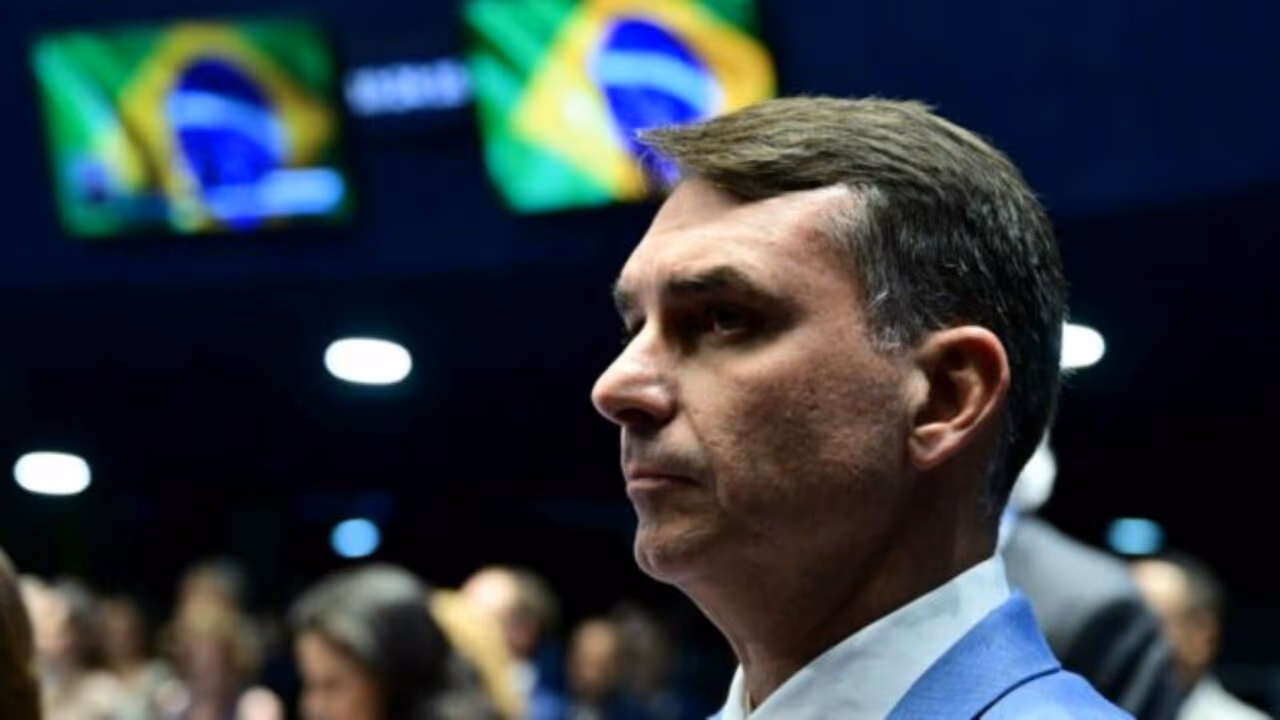 Flávio diz que Moraes “ficou de avaliar” prisão domiciliar a Bolsonaro