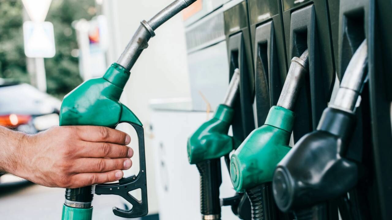 Por que é proibido abastecer o próprio carro nos postos de combustível brasileiros?