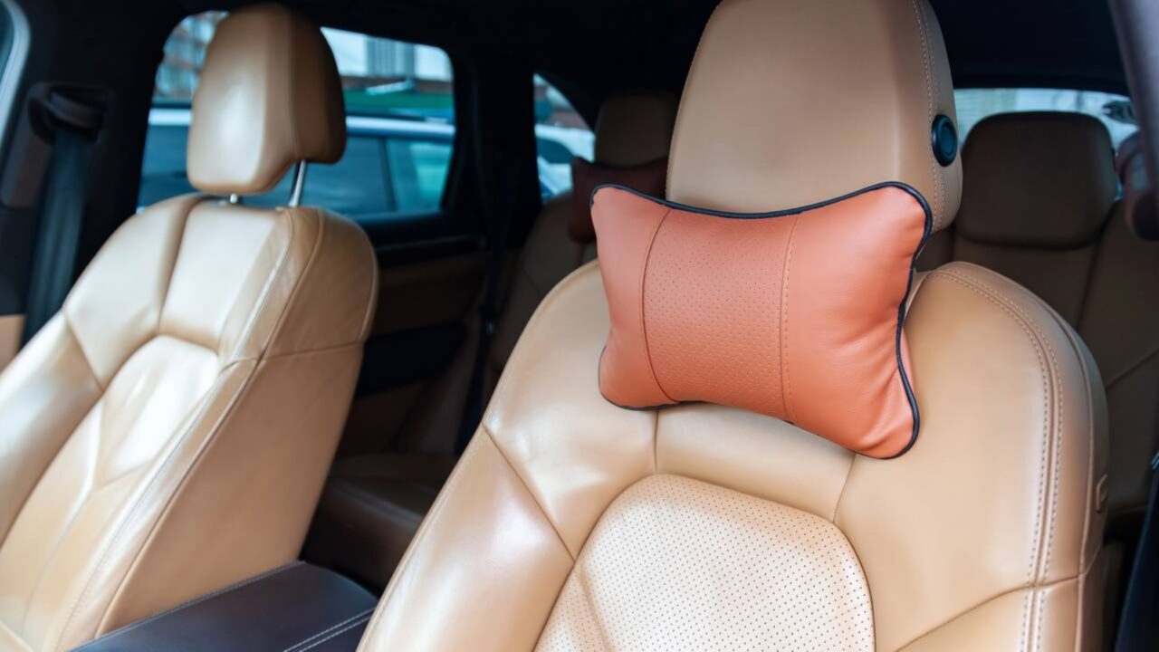 Motoristas que ajustam o banco e volante do carro assim podem dirigir por várias horas seguidas sem cansar