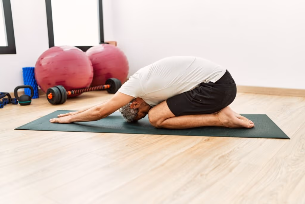 Estalar o corpo faz mal? Entenda quando o hábito merece atenção
