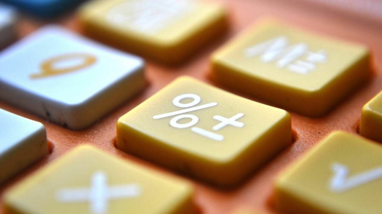 Esse desafio matemático com (18 – 6) × (9 ÷ 3) mostra como uma conta curta pode confundir milhares