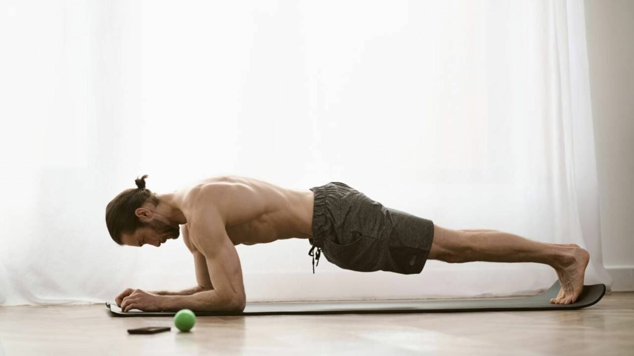 Fazer calistenia em casa traz os mesmos resultados da academia?