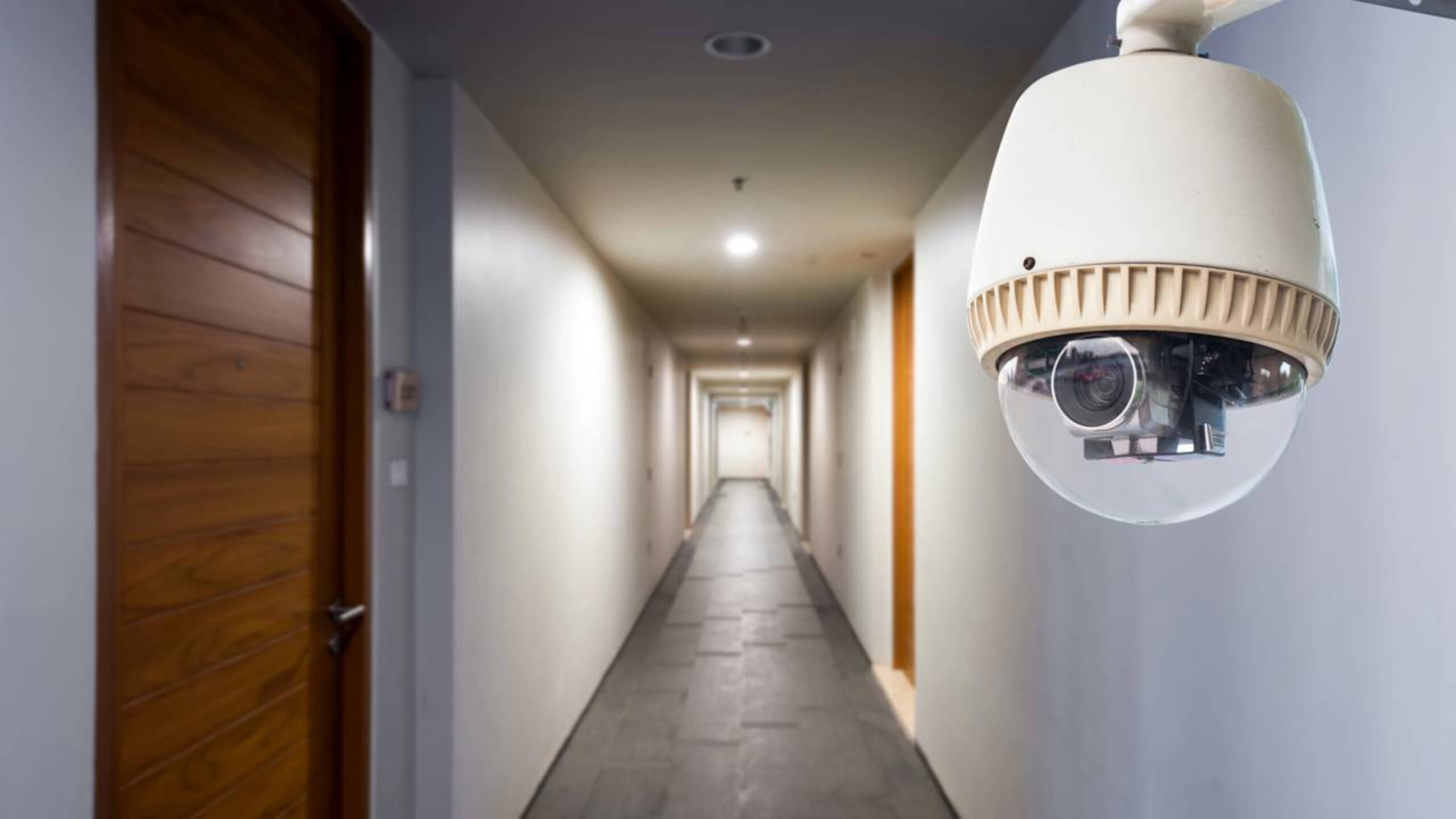 Vizinho pode instalar câmera no condomínio e filmar áreas comuns ou a lei impõe limites para isso?