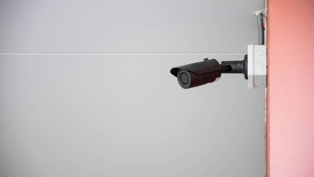 Vizinho pode instalar câmera no condomínio e filmar áreas comuns ou a lei impõe limites para isso?