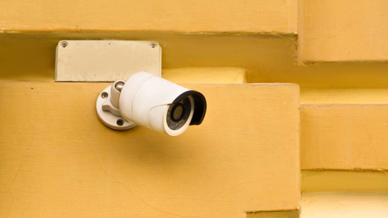 Câmera do vizinho apontada para minha casa pode dar problema? O que diz a lei