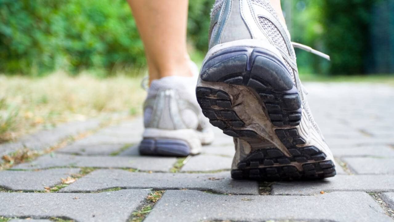 Quantos minutos de caminhada por dia ajudam de verdade a melhorar a saúde e o condicionamento