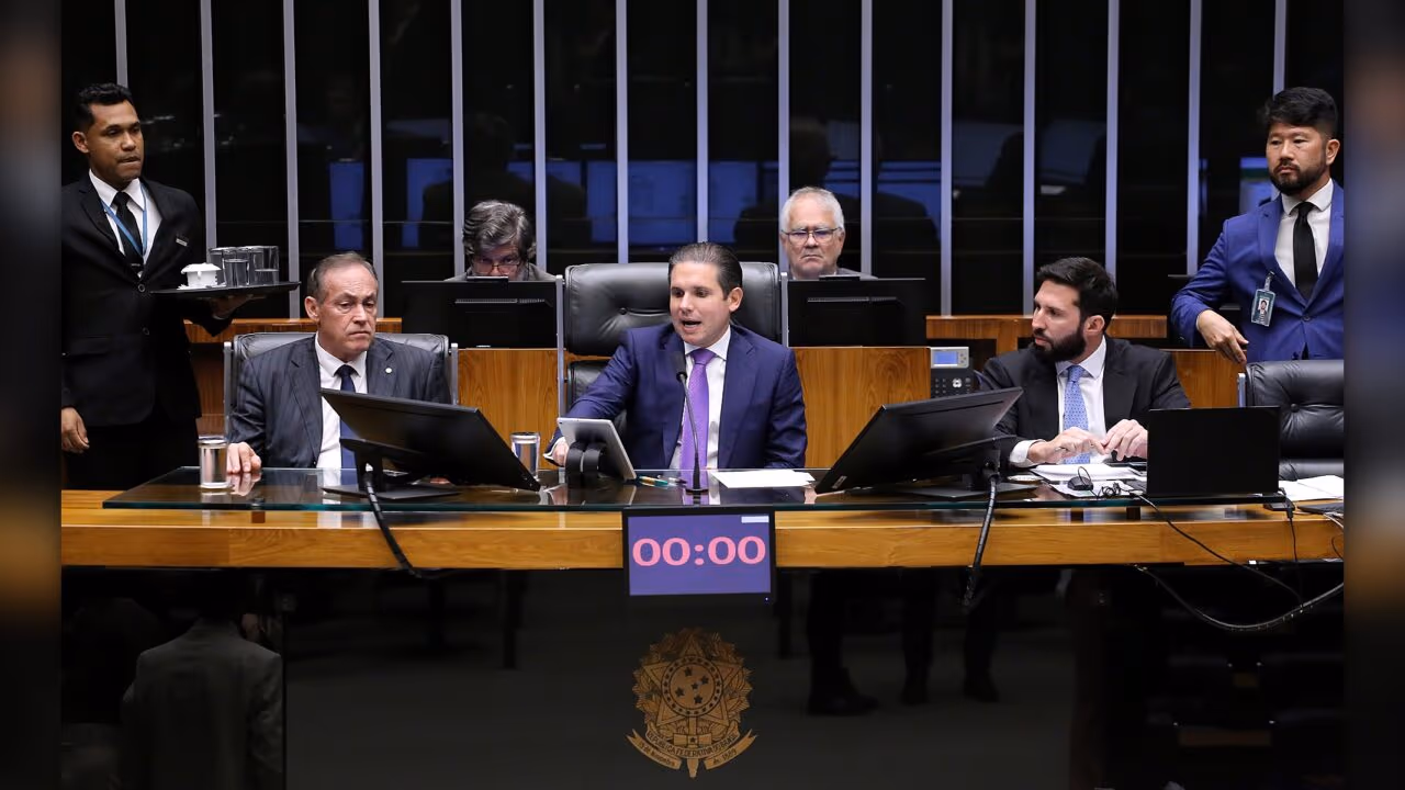 Câmara adia votação de projeto que permite socorrer bancos