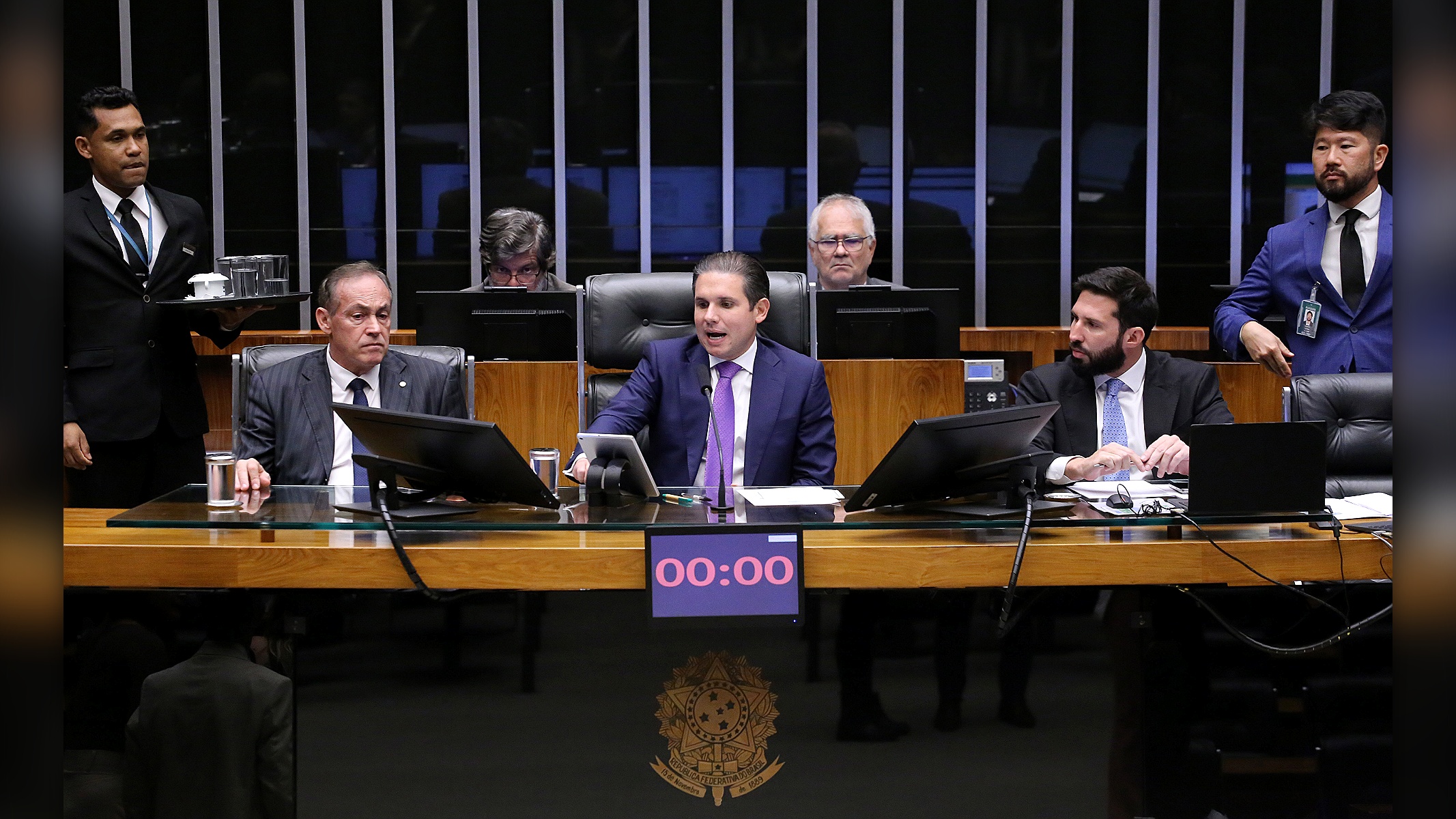 Câmara adia votação de projeto que permite socorrer bancos