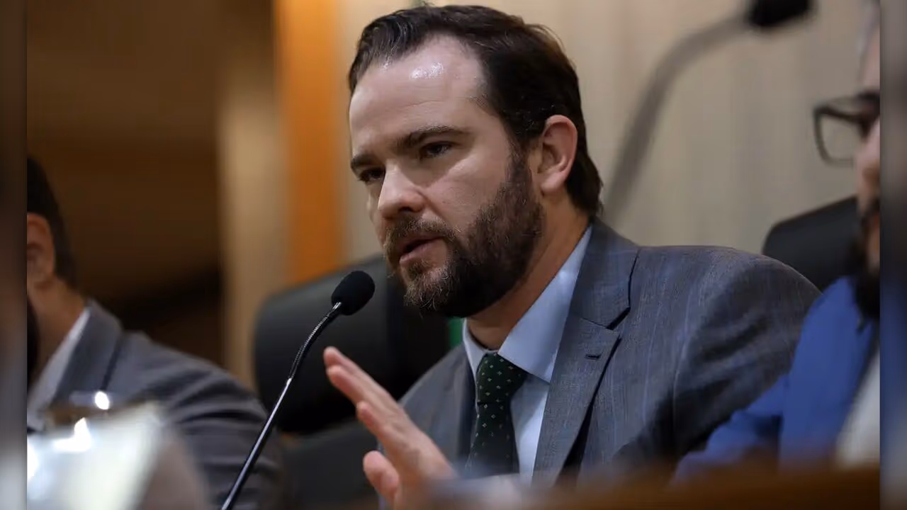Durigan assume Fazenda e herda pressão por gastos em ano eleitoral de Lula