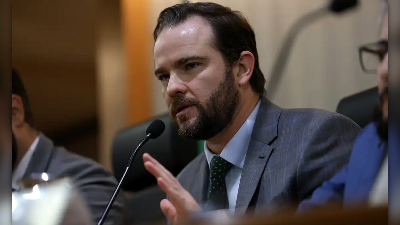 Durigan assume Fazenda e herda pressão por gastos em ano eleitoral de Lula