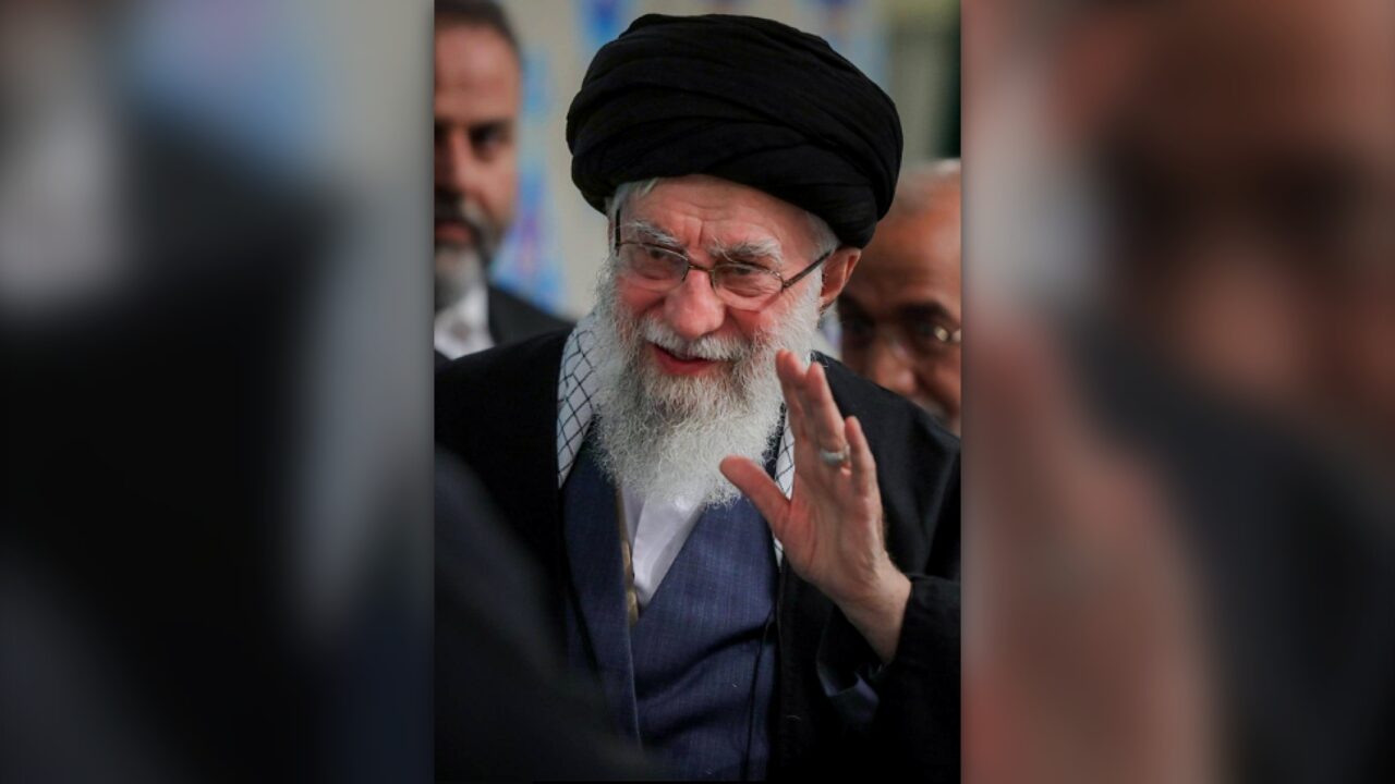Crusoé: Khamenei vira ghostwriter