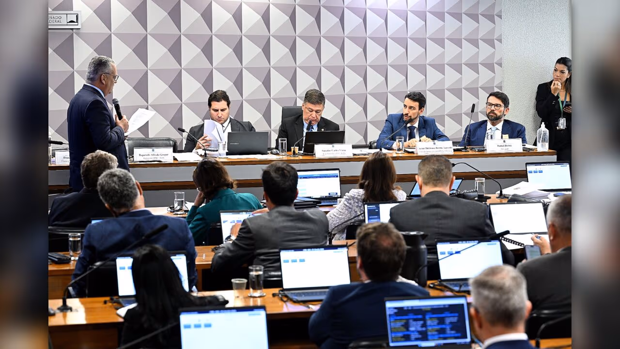 Decisão de Mendonça sobre CPMI do INSS mobiliza oposição e expõe pressão no Congresso