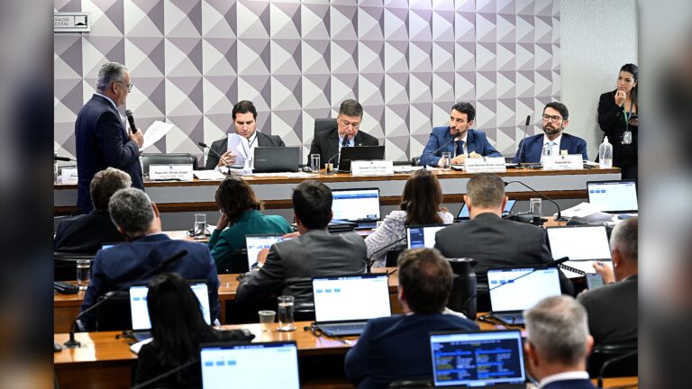 Decisão de Mendonça sobre CPMI do INSS mobiliza oposição e expõe pressão no Congresso
