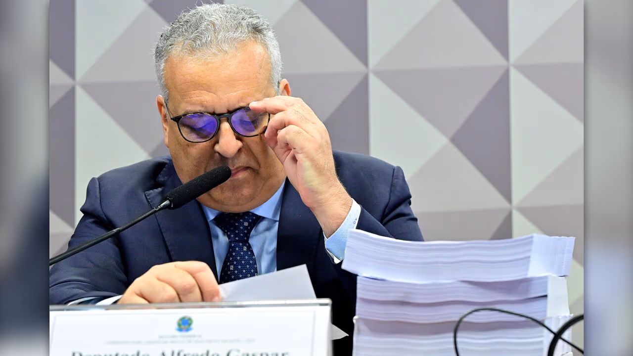 Relatório da CPMI pede indiciamento de Lupi, Onyx e outros 216 nomes