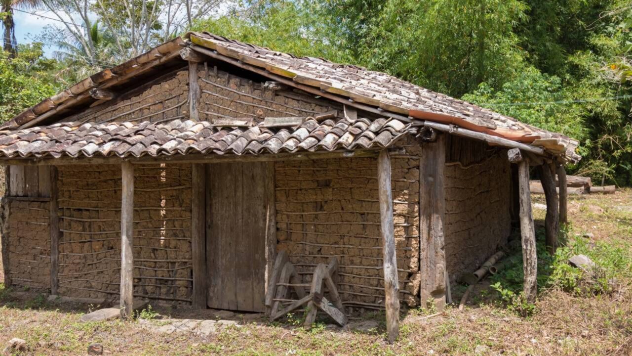 Idoso de 80 anos vive sozinho em uma casa de taipa no sertão cearense e longe da cidade