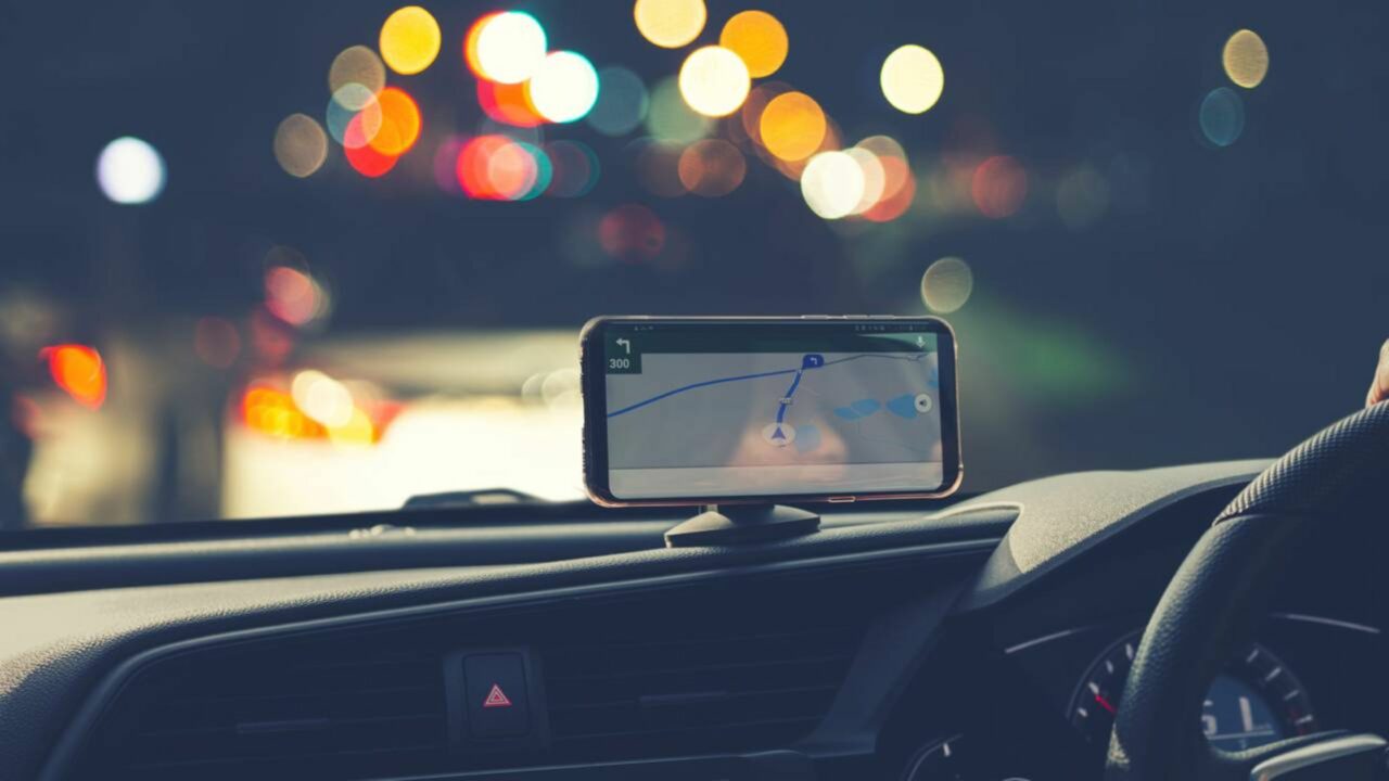 Motoristas que usam o celular no carro e não levam multa certamente conhecem o art. 252 do CTB