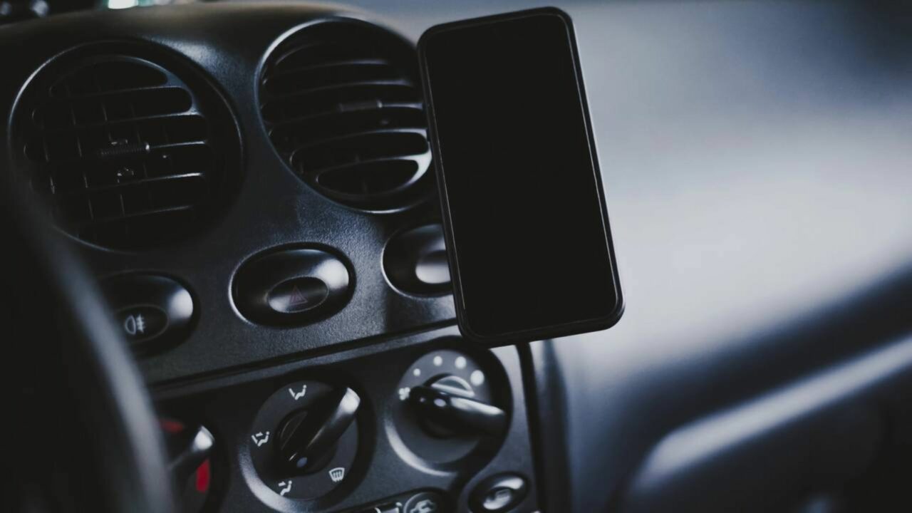 Motoristas que usam o celular no suporte durante a direção certamente conhecem o art. 252 do CTB