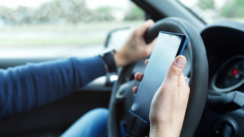 Motoristas que param o carro para atender o celular certamente conhecem o art. 252 do CTB