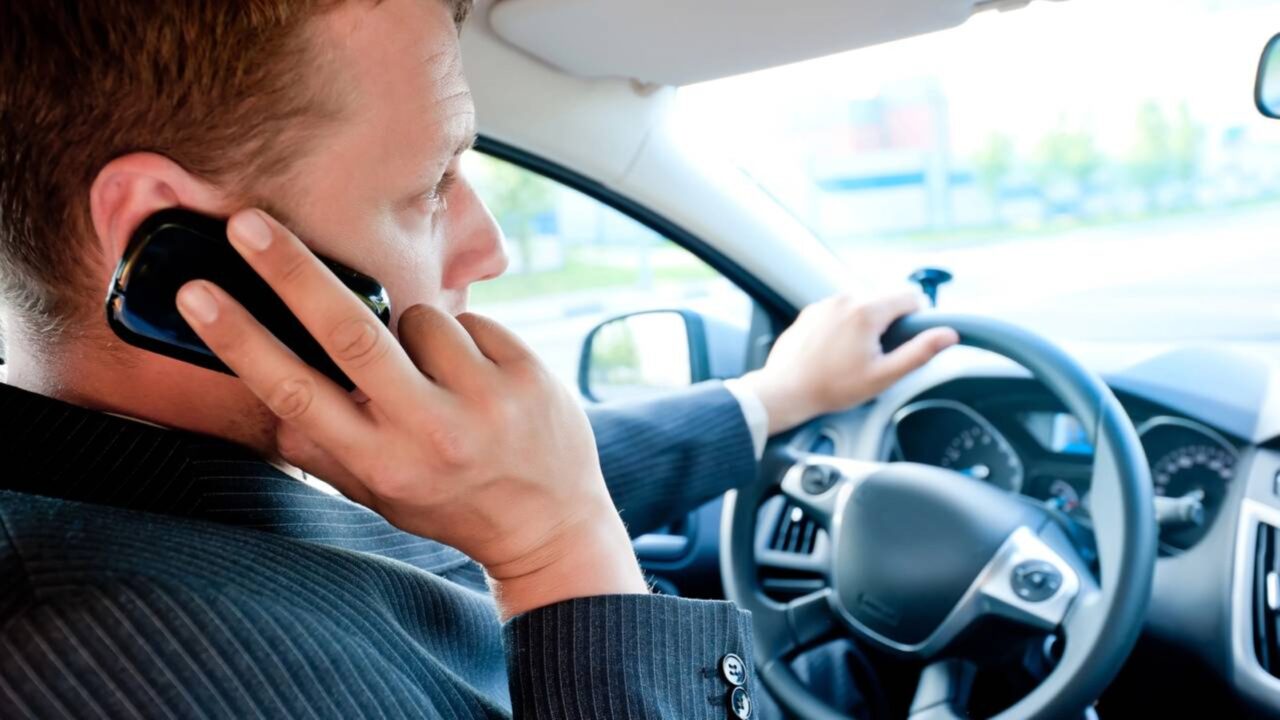 Motoristas que insistem em usar o celular no sinal vermelho precisam conhecer o art. 252 do CTB