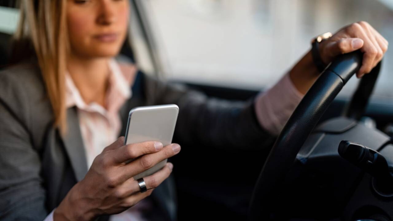 Motoristas que insistem em usar o celular no sinal vermelho precisam conhecer o art. 252 do CTB