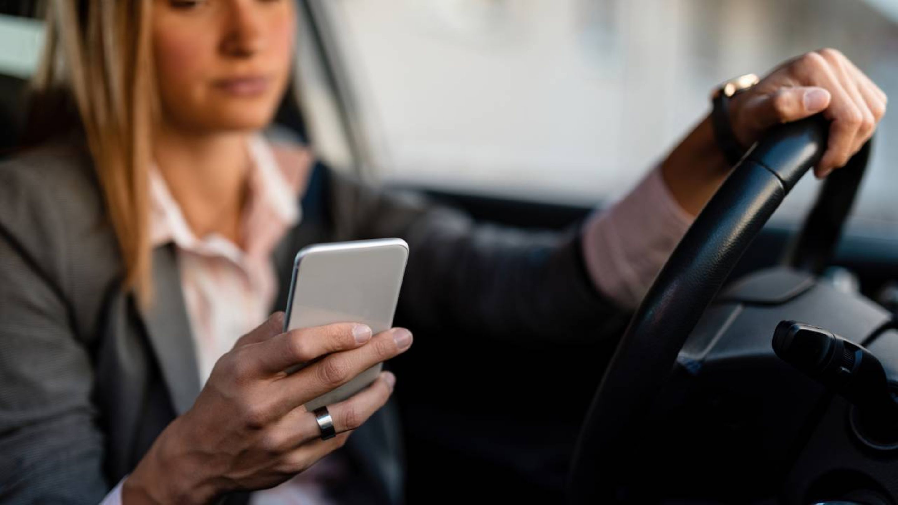 Motoristas que insistem em usar o celular no sinal vermelho precisam conhecer o art. 252 do CTB