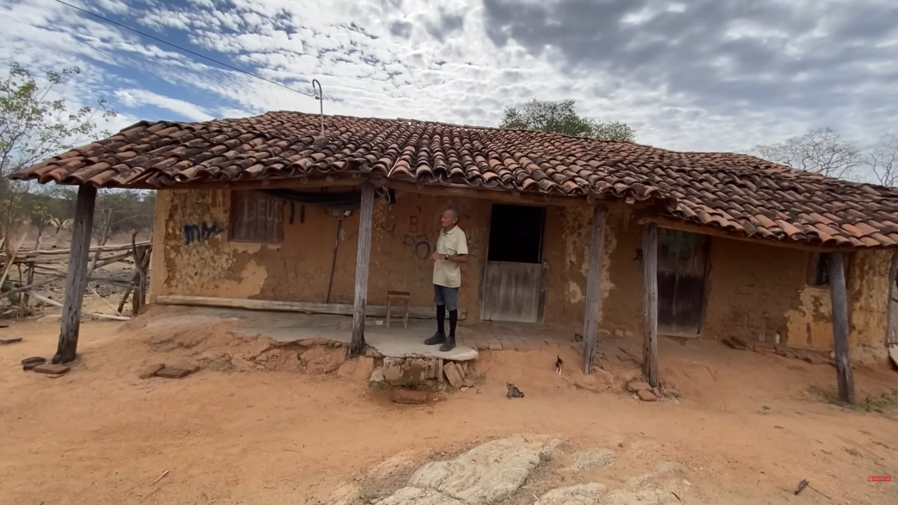 Idoso de 80 anos vive sozinho em uma casa de taipa no sertão cearense e longe da cidade