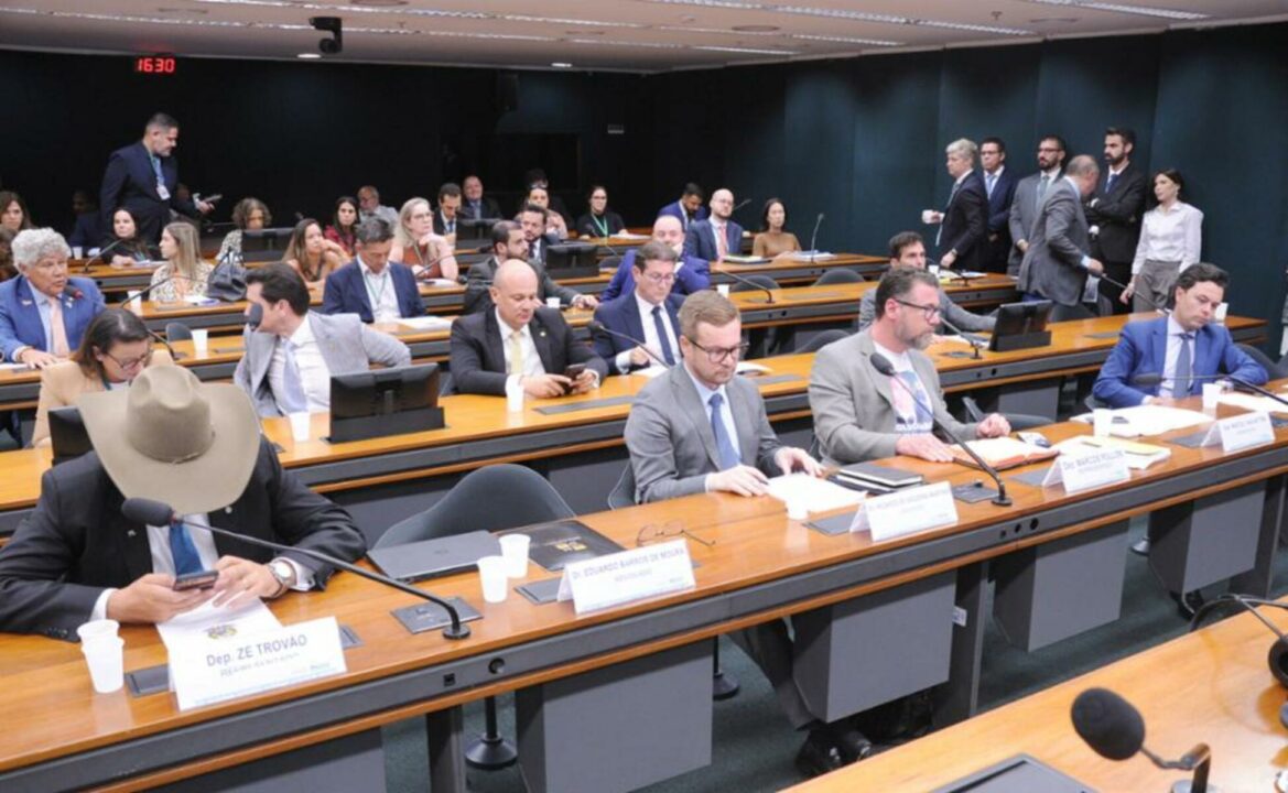Conselho de Ética adia análise de processos contra deputados por motim