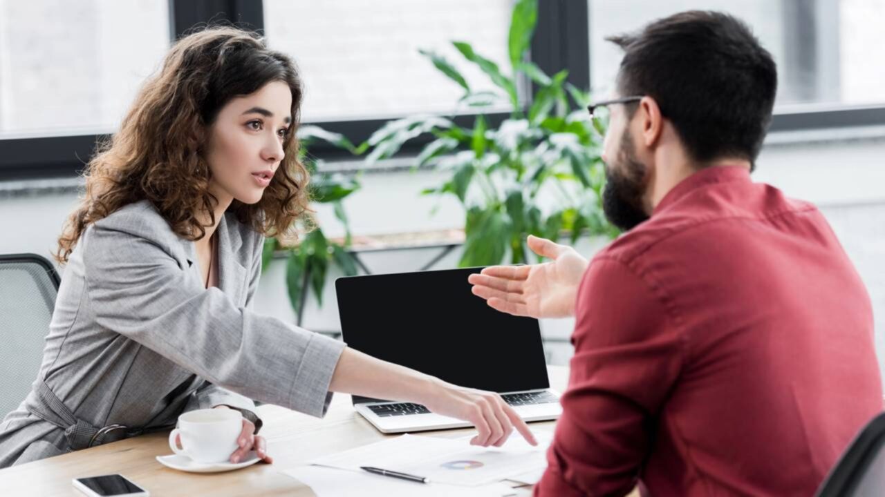 Frases simples que encerram de vez conversas desconfortáveis