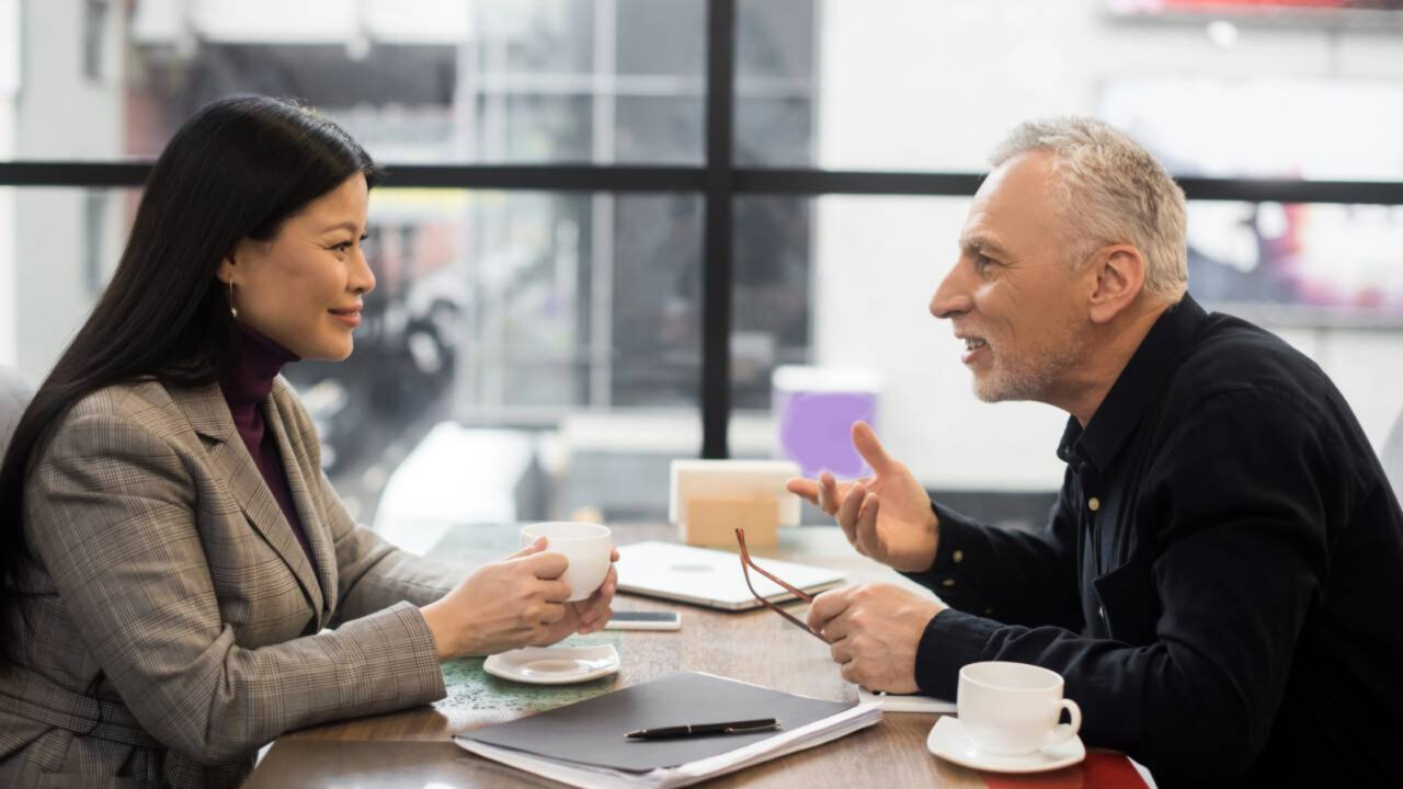 O truque psicológico que faz alguém parecer mais confiável logo nos primeiros minutos de conversa