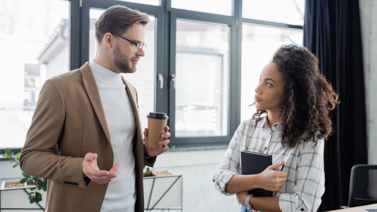 O truque psicológico que faz alguém parecer mais confiável logo nos primeiros minutos de conversa