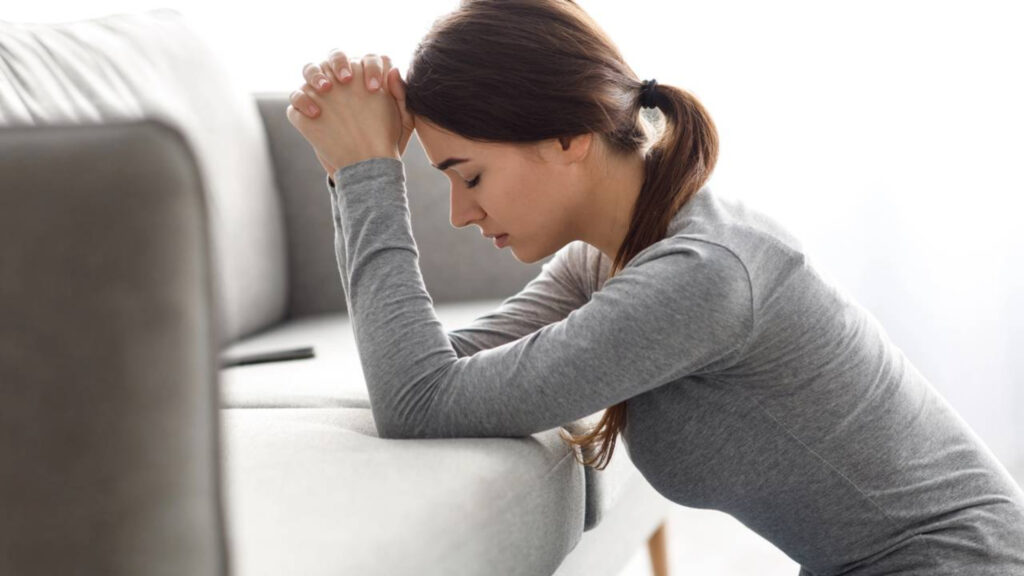 Por que as pessoas falam sozinhas e o que isso revela sobre o cérebro