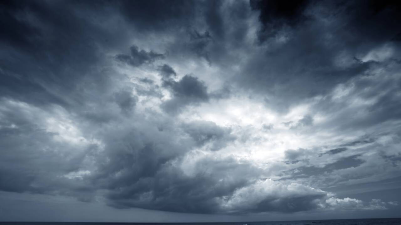 O fenômeno raro que faz o céu mudar de cor durante algumas tempestades